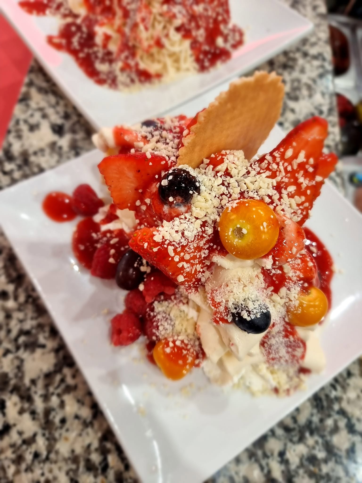 Erdbeerbecher mit Beeren, Vanilleeis und weißer Schokolade