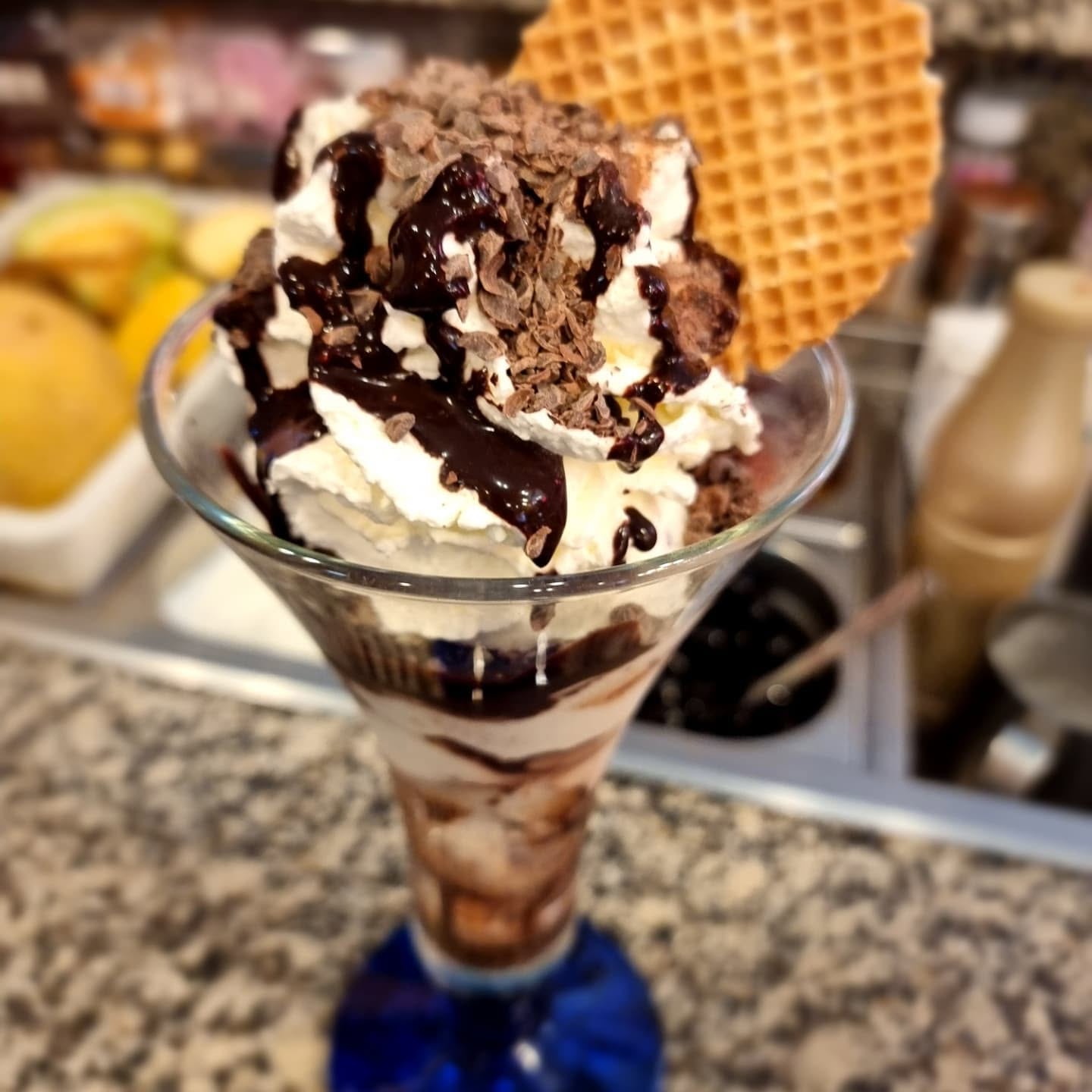 Schoko-Eisbecher mit Sahne und Waffel