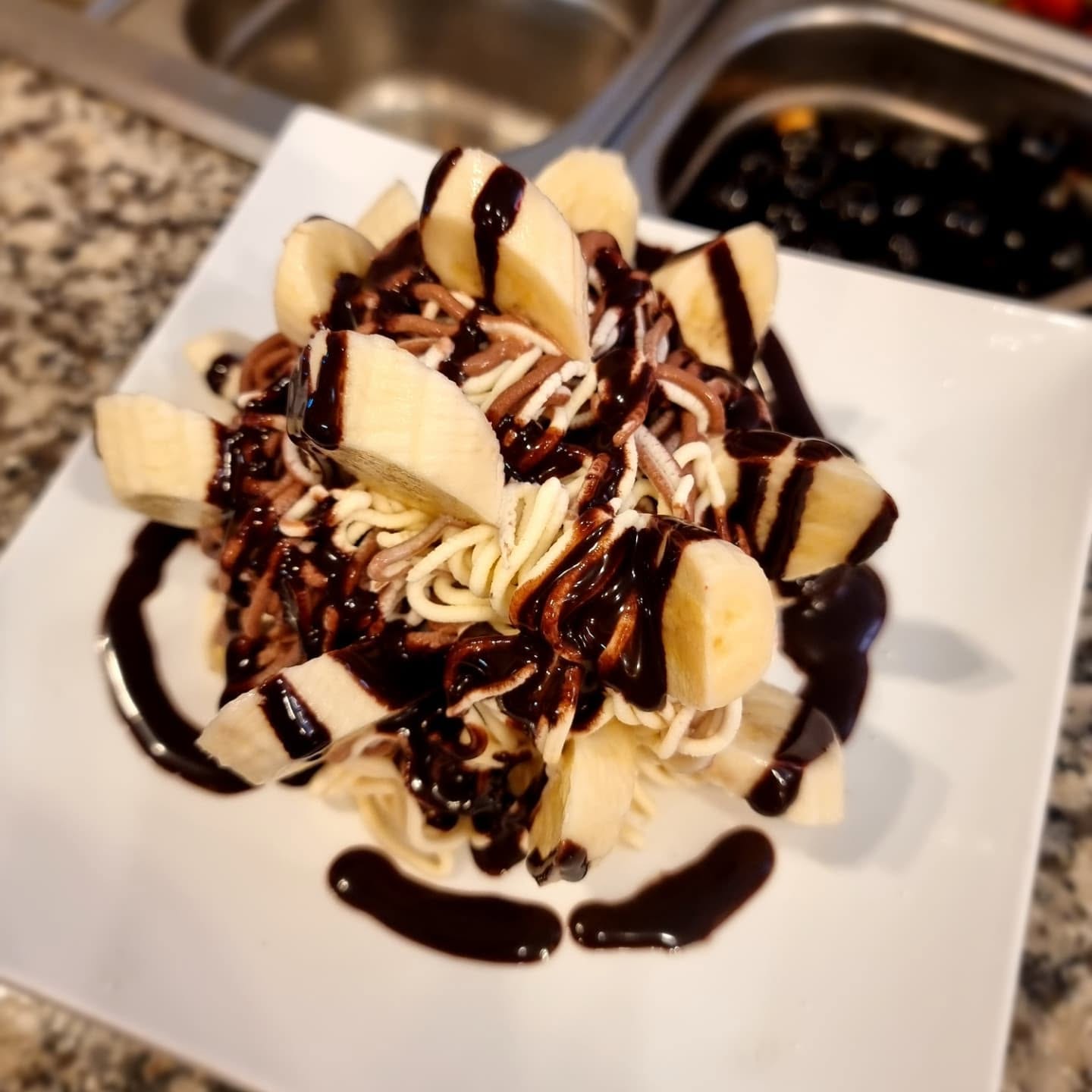 Spaghetti-Eis mit Banane und Schokoladensauce